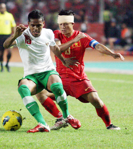 Thành Lương (áo đỏ) là một trong vài điểm sáng hiếm hoi của U23 Việt Nam tại Sea Games. 
